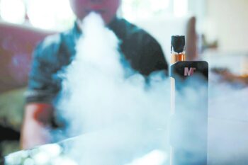 هل يمكن إعادة تعبئة الفيب؟ دليلك لاختيار البطارية الأنسب